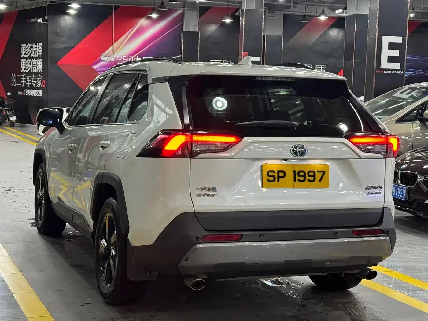 RAV4 2021 Hybrid 2.5L E-CVT AWD Elite PLUS Edition — миниатюра 6