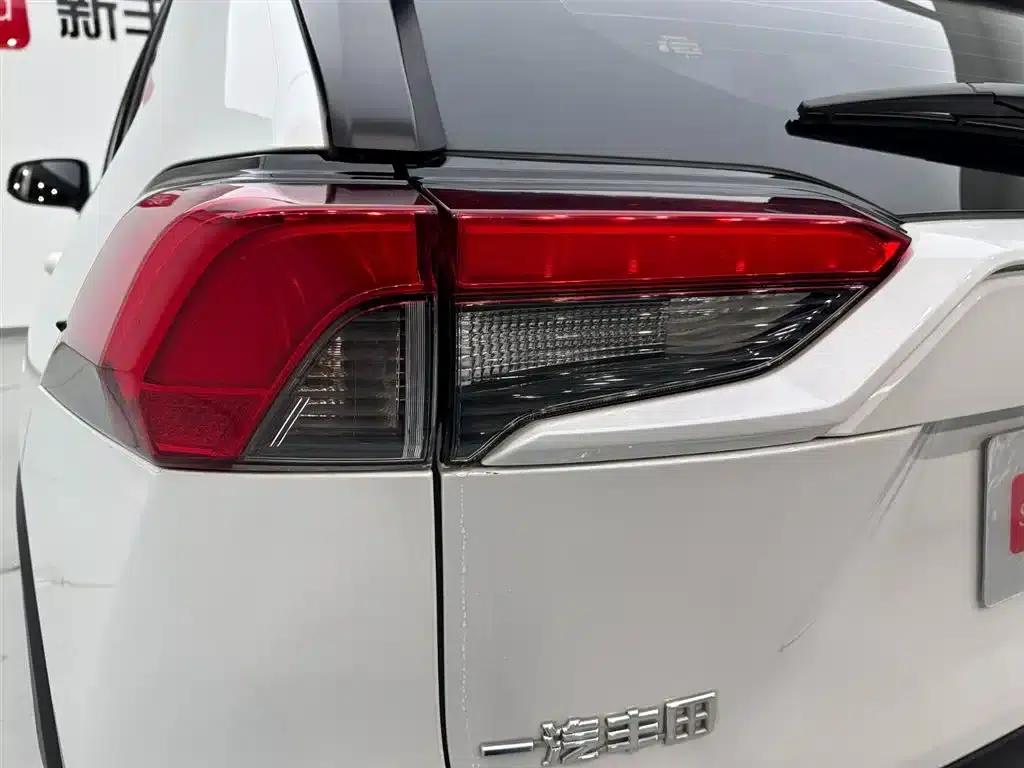 RAV4 2022 Hybrid 2.5L E-CVT 2WD Elite Edition — миниатюра 29