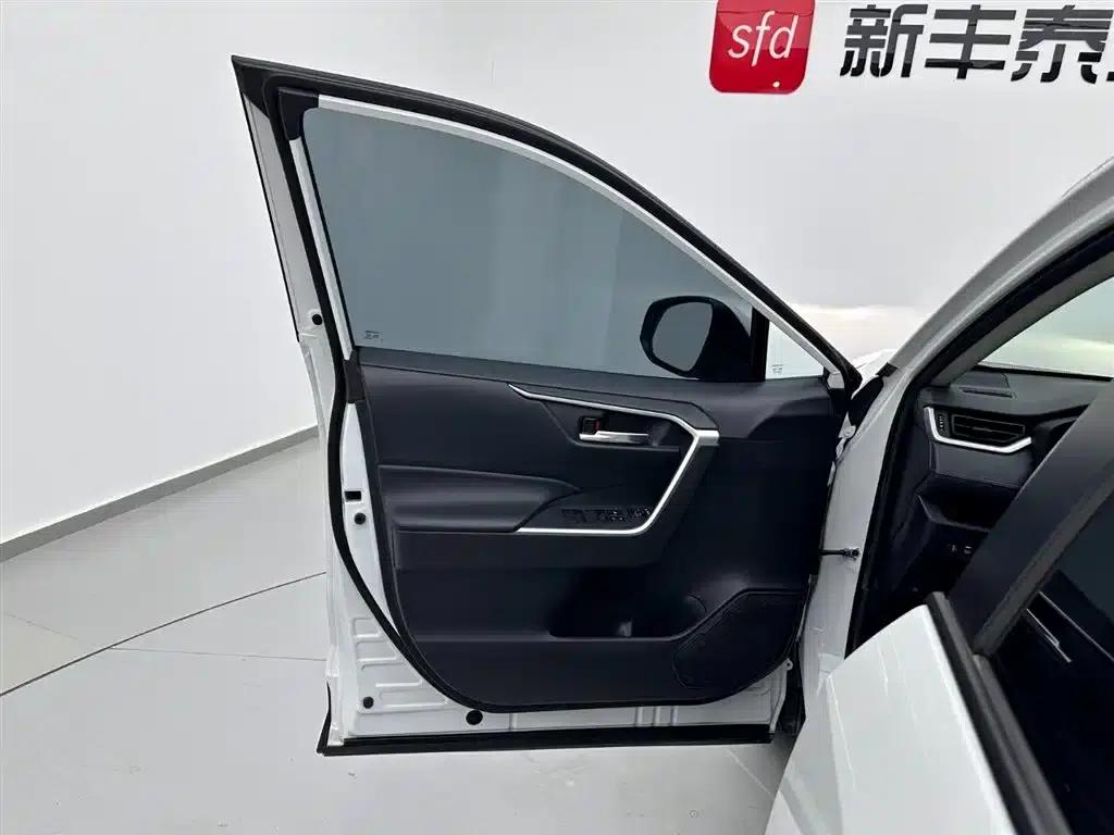 RAV4 2022 Hybrid 2.5L E-CVT 2WD Elite Edition — миниатюра 8