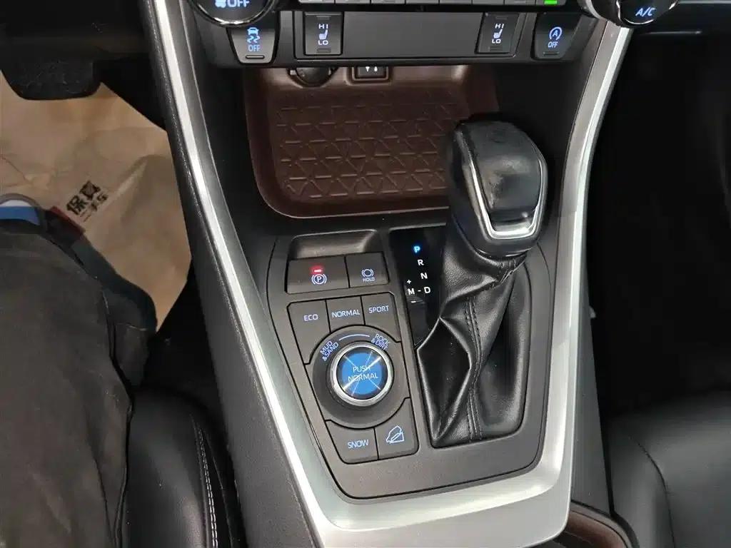 2021 RAV4 2.0L CVT 4WD Premium Edition — миниатюра 14