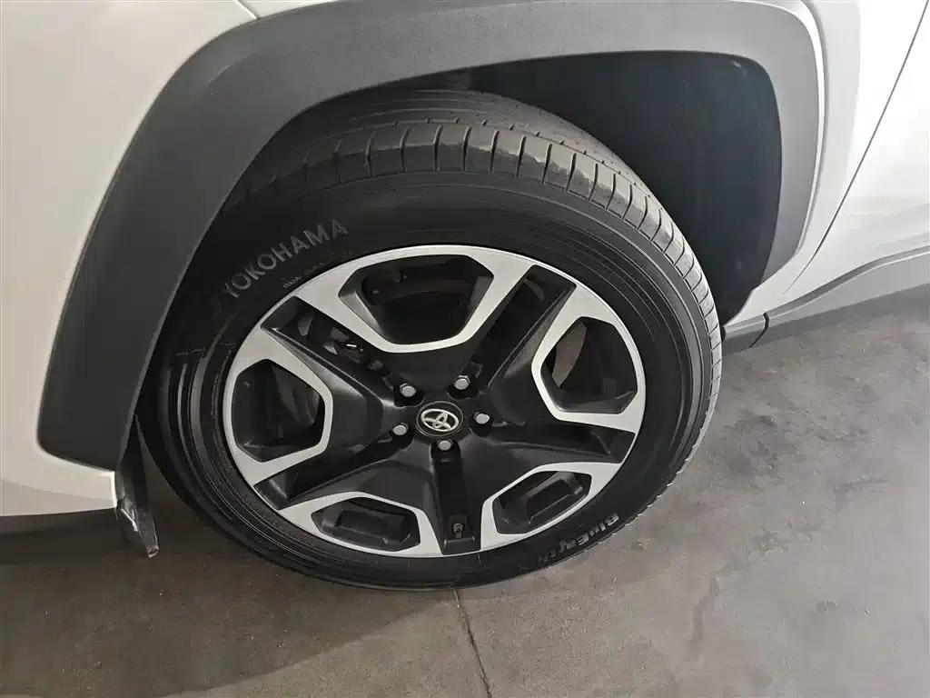 2021 RAV4 2.0L CVT 4WD Premium Edition — миниатюра 23
