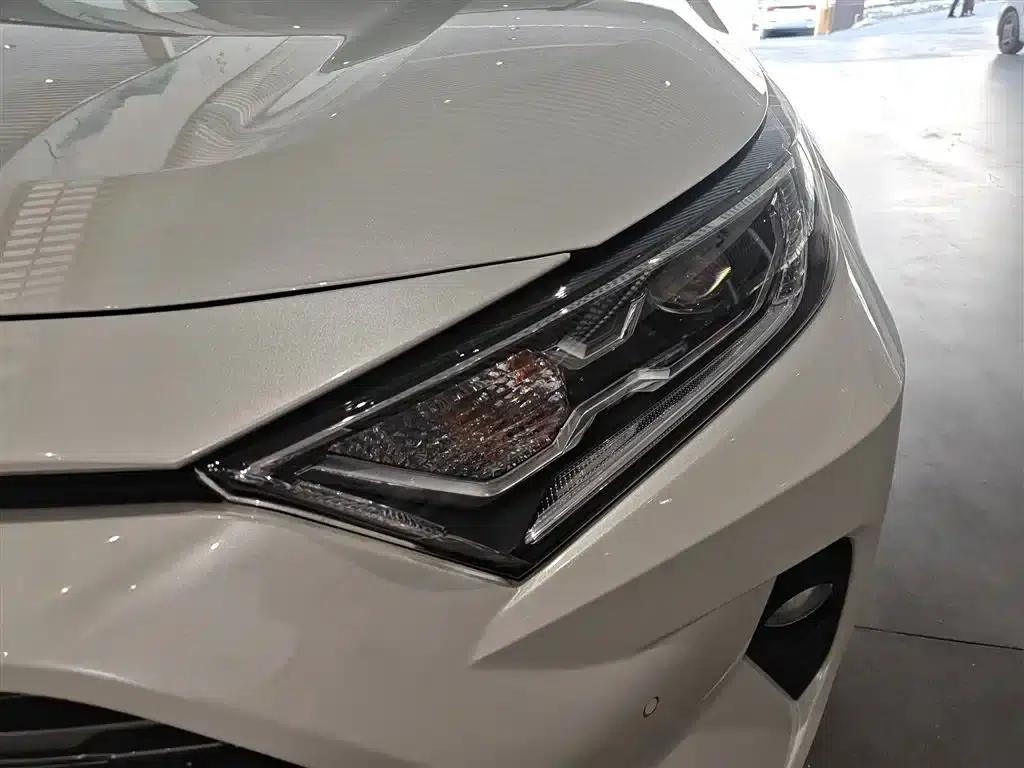 2021 RAV4 2.0L CVT 4WD Premium Edition — миниатюра 24