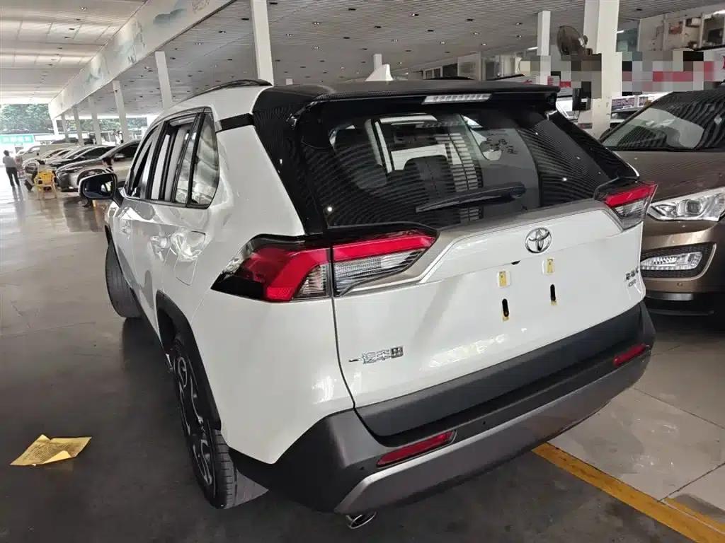 2021 RAV4 2.0L CVT 4WD Premium Edition — миниатюра 5