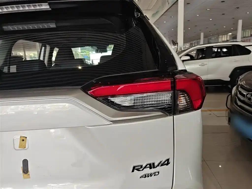 2021 RAV4 2.0L CVT 4WD Premium Edition — миниатюра 8