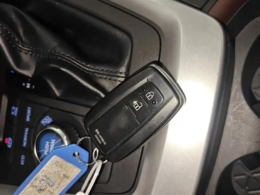 2021 RAV4 2.0L CVT 4WD Premium Edition — миниатюра 9