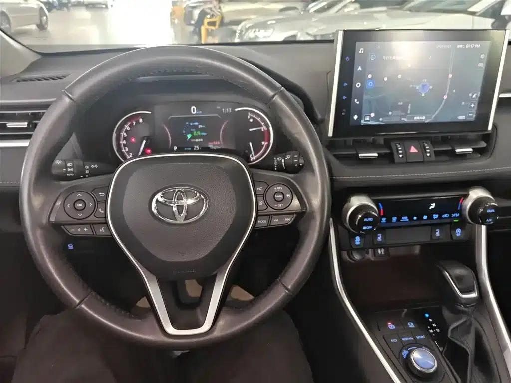 2021 RAV4 2.0L CVT 4WD Premium Edition — миниатюра 10