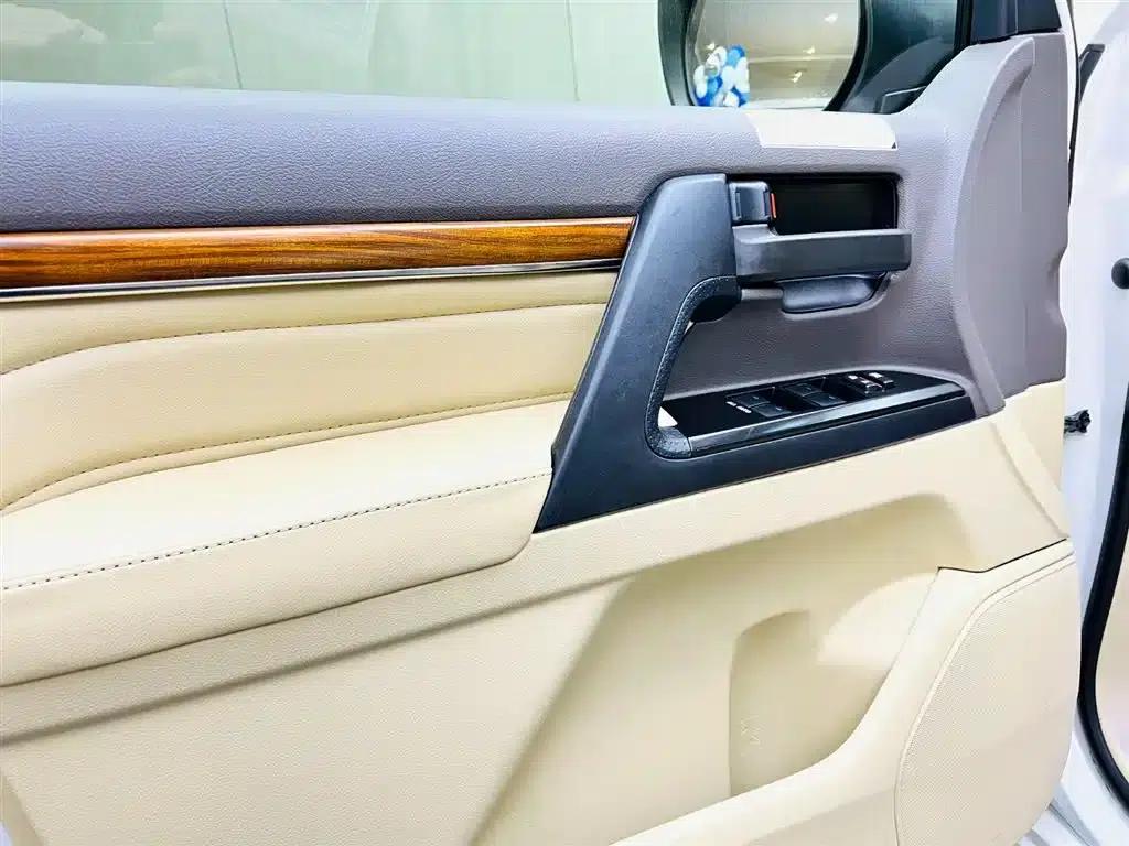 2017 Land Cruiser (Imported) 4.0L Middle East Edition — миниатюра 11