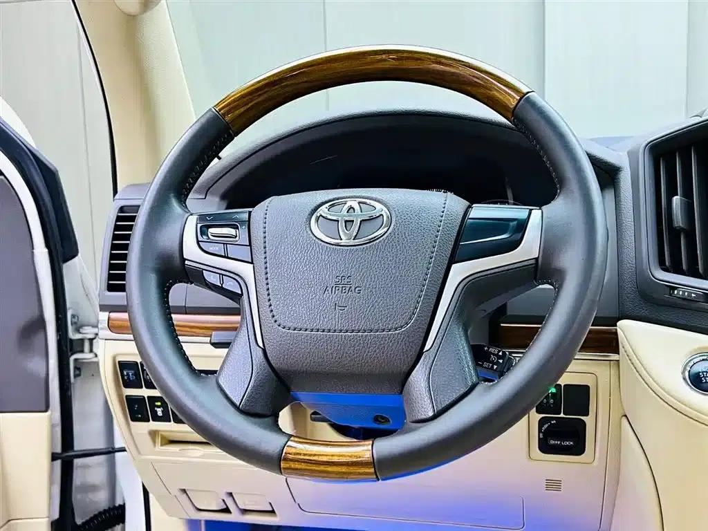 2017 Land Cruiser (Imported) 4.0L Middle East Edition — миниатюра 10