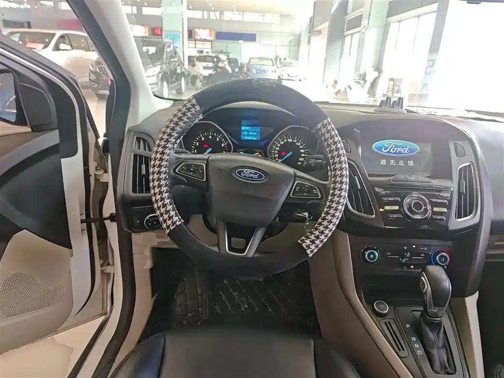 Ford Focus 2017 Sedan 1.6L Automatic Comfort Smart Edition — миниатюра 11