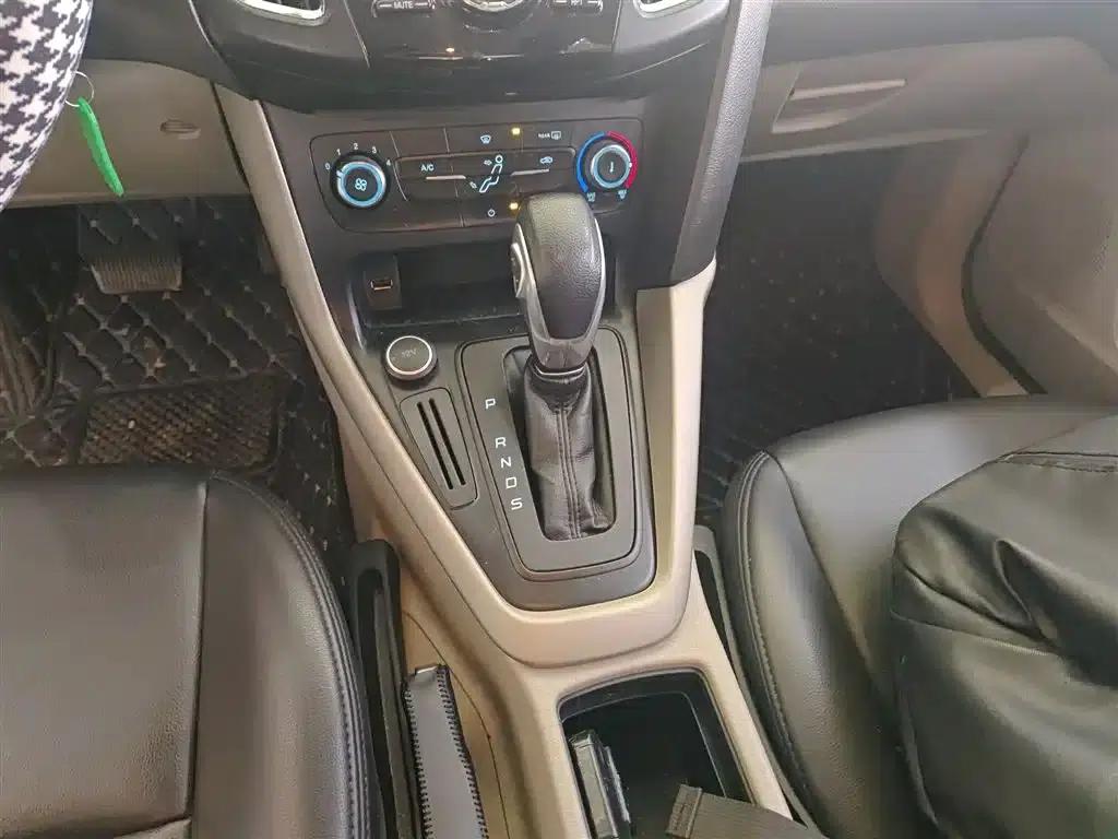 Ford Focus 2017 Sedan 1.6L Automatic Comfort Smart Edition — миниатюра 14