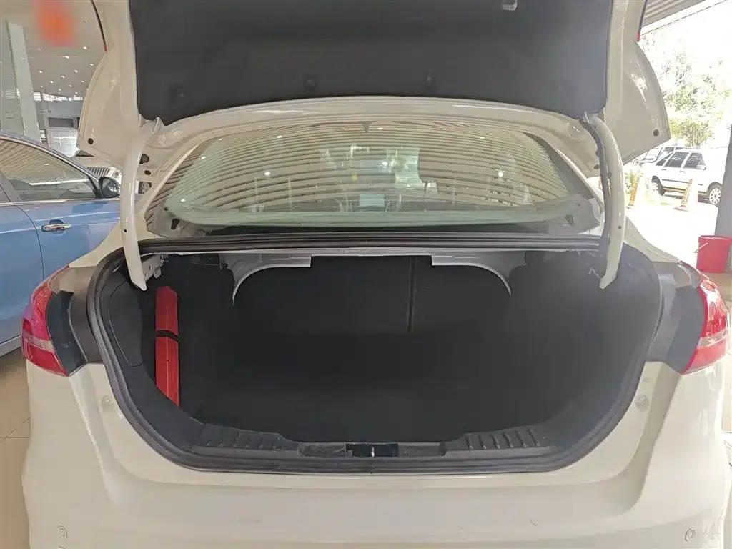 Ford Focus 2017 Sedan 1.6L Automatic Comfort Smart Edition — миниатюра 19