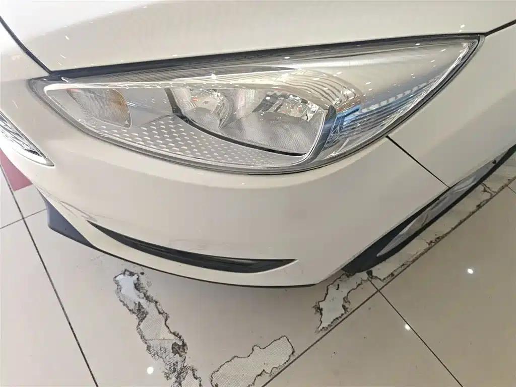 Ford Focus 2017 Sedan 1.6L Automatic Comfort Smart Edition — миниатюра 24