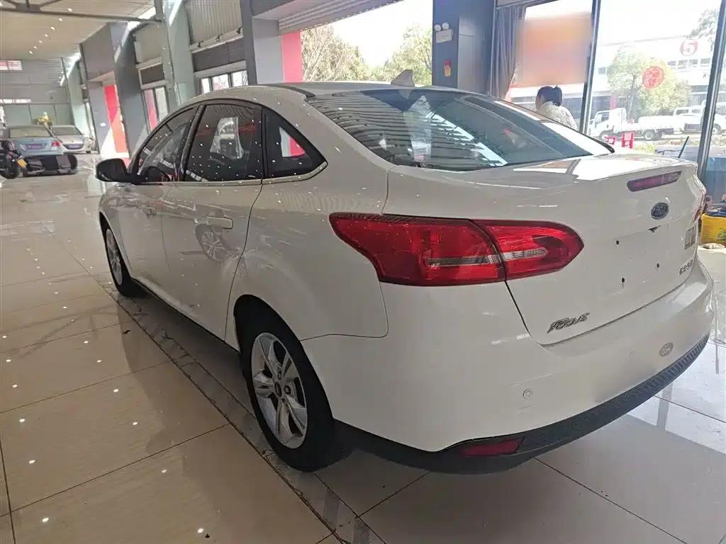 Ford Focus 2017 Sedan 1.6L Automatic Comfort Smart Edition — миниатюра 5