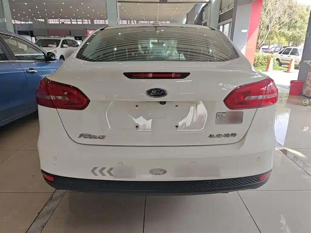 Ford Focus 2017 Sedan 1.6L Automatic Comfort Smart Edition — миниатюра 6