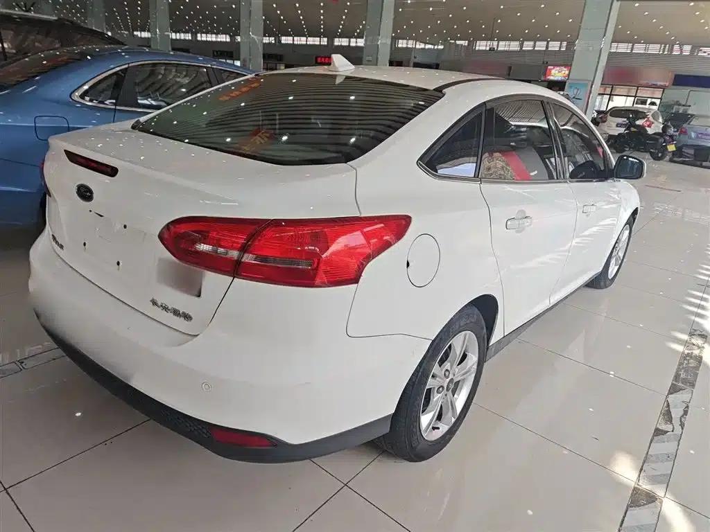 Ford Focus 2017 Sedan 1.6L Automatic Comfort Smart Edition — миниатюра 7