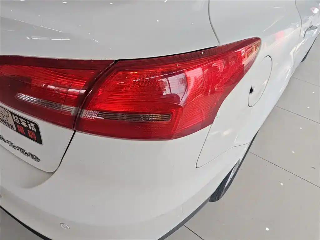 Ford Focus 2017 Sedan 1.6L Automatic Comfort Smart Edition — миниатюра 8