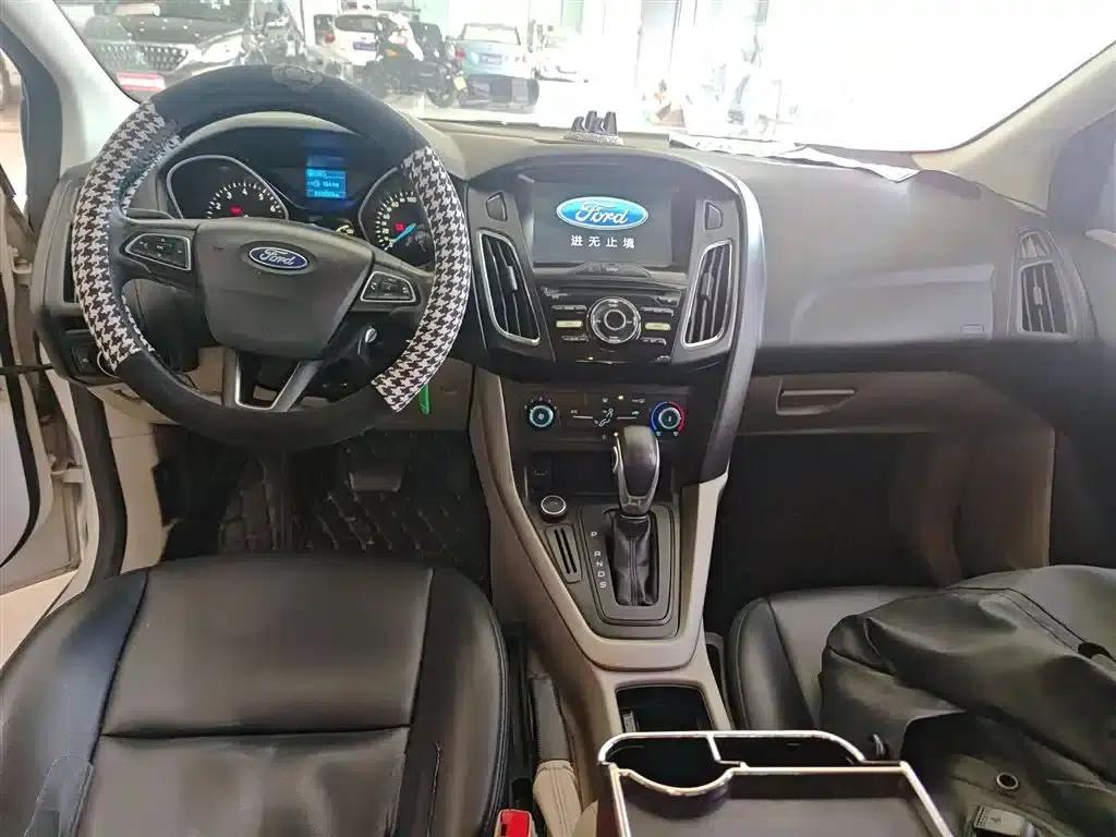 Ford Focus 2017 Sedan 1.6L Automatic Comfort Smart Edition — миниатюра 10
