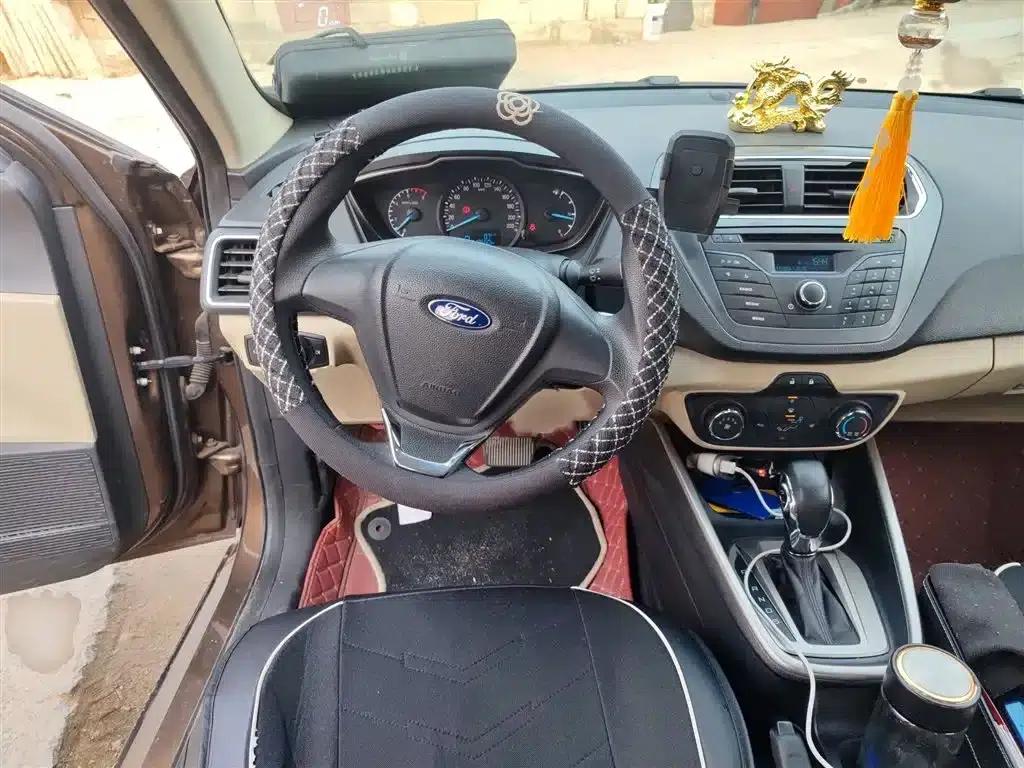 Ford Focus 2015 1.5L Automatic Comfort Model — миниатюра 3