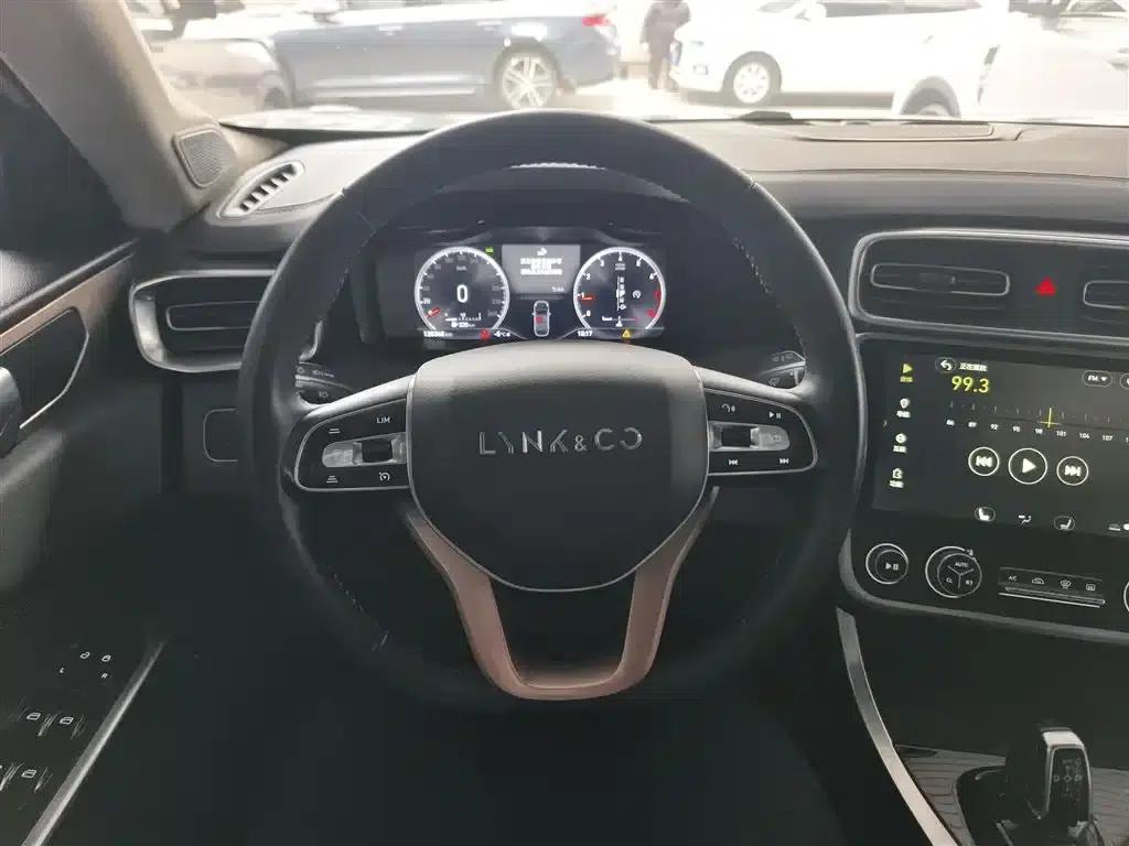 Lynk & Co 01 2017 2.0T 2WD Pro Edition — миниатюра 3