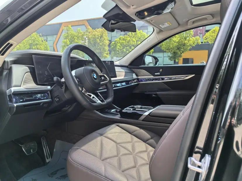 BMW 7 Series 2023 735Li M Sport Package — миниатюра 11