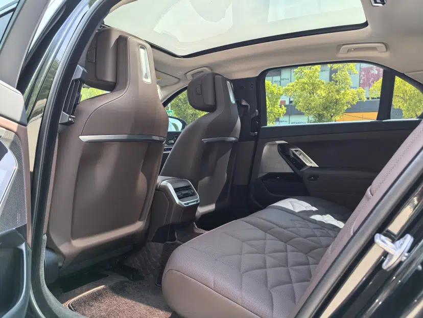 BMW 7 Series 2023 735Li M Sport Package — миниатюра 13