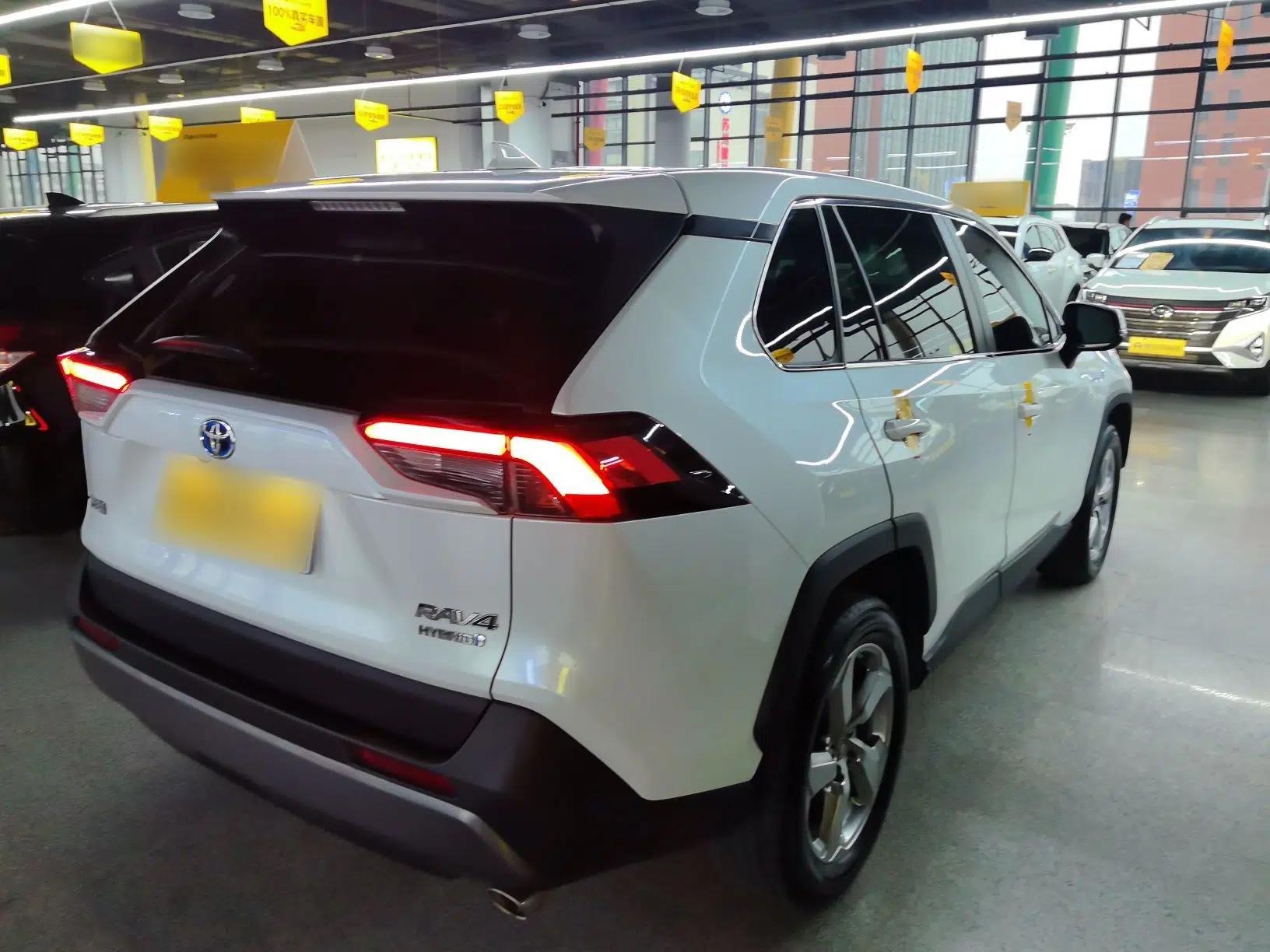 Toyota RAV4 2021 Revised Version Dual-Motor Hybrid 2.5L E-CVT Two-Wheel Drive Elite Edition — миниатюра 4