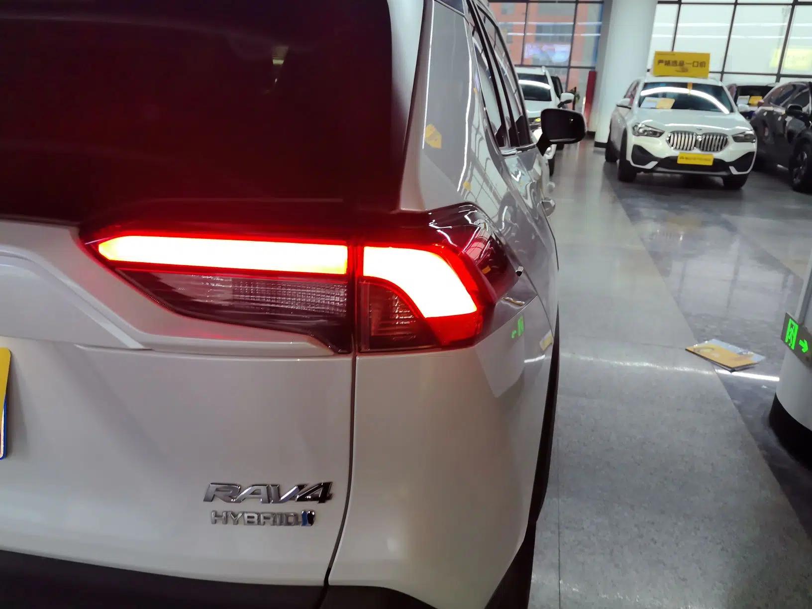Toyota RAV4 2021 Revised Version Dual-Motor Hybrid 2.5L E-CVT Two-Wheel Drive Elite Edition — миниатюра 8
