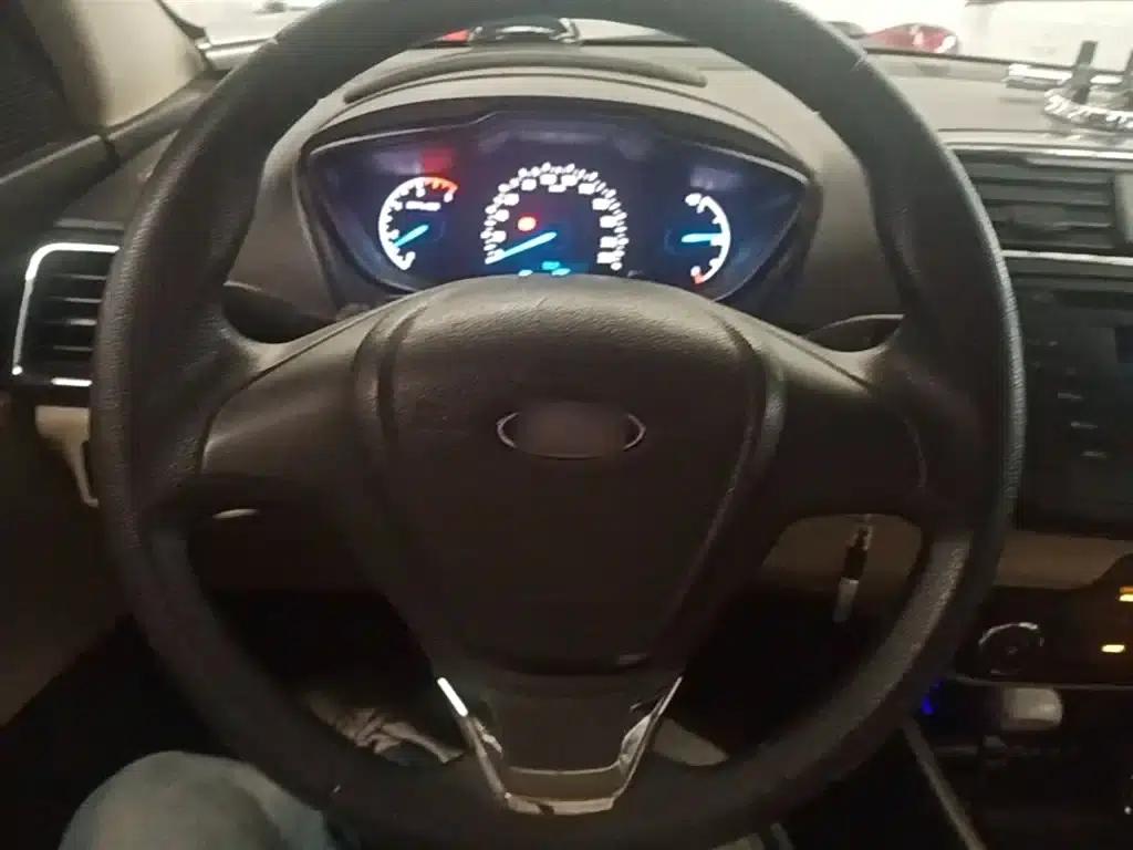 Ford Focus 2015 1.5L Automatic Comfort Model — миниатюра 11