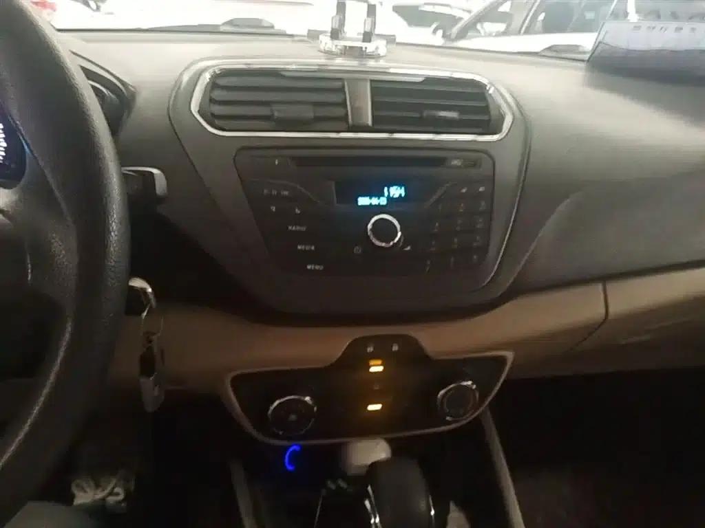 Ford Focus 2015 1.5L Automatic Comfort Model — миниатюра 13