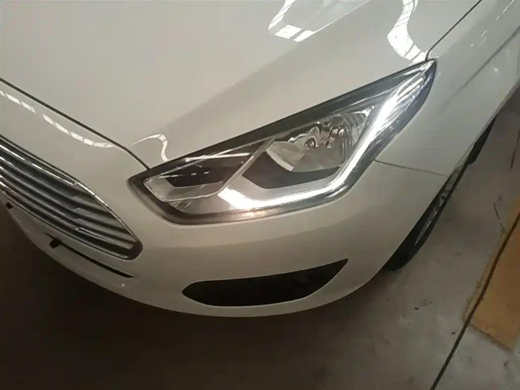 Ford Focus 2015 1.5L Automatic Comfort Model — миниатюра 24