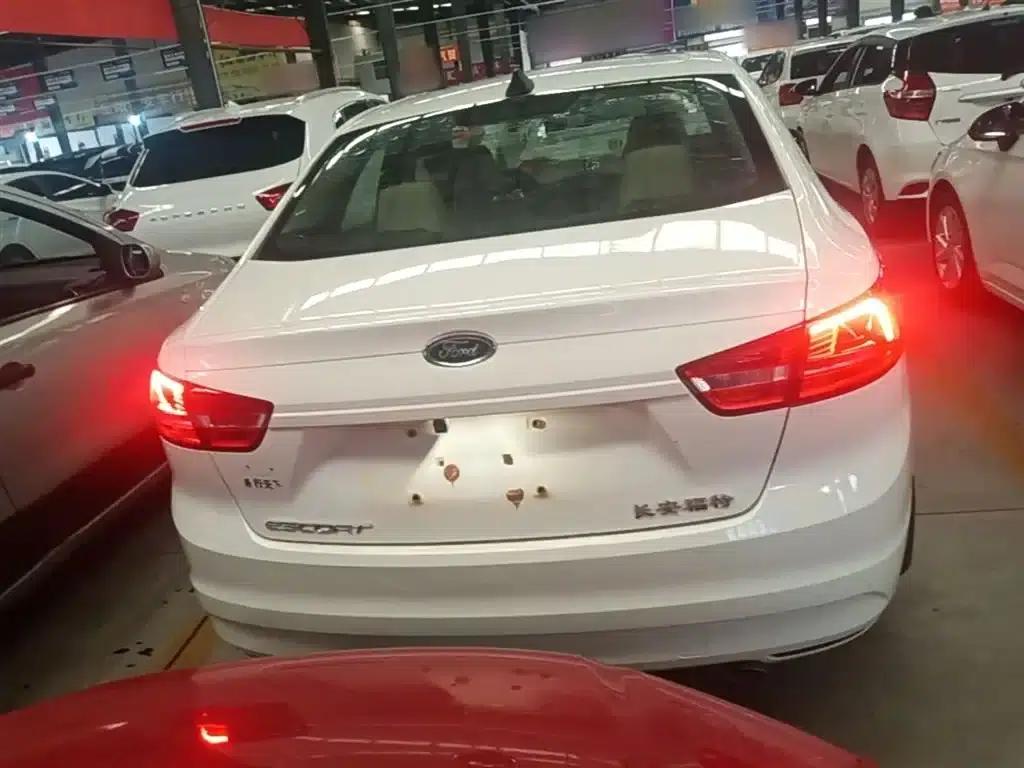 Ford Focus 2015 1.5L Automatic Comfort Model — миниатюра 6