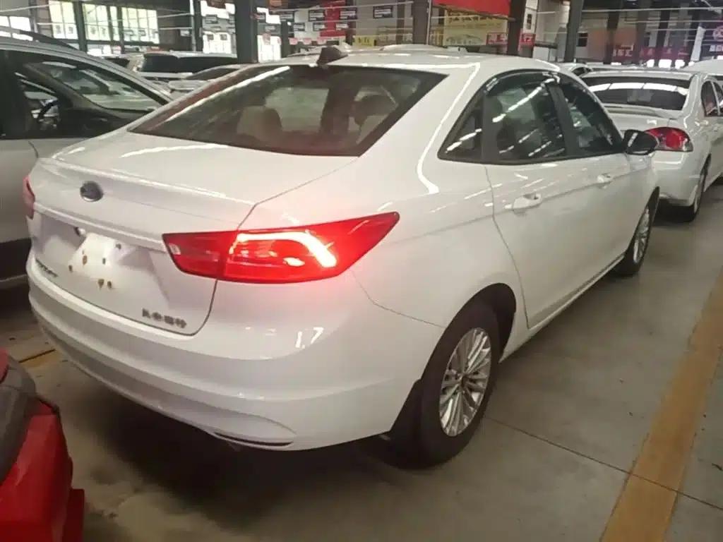 Ford Focus 2015 1.5L Automatic Comfort Model — миниатюра 7