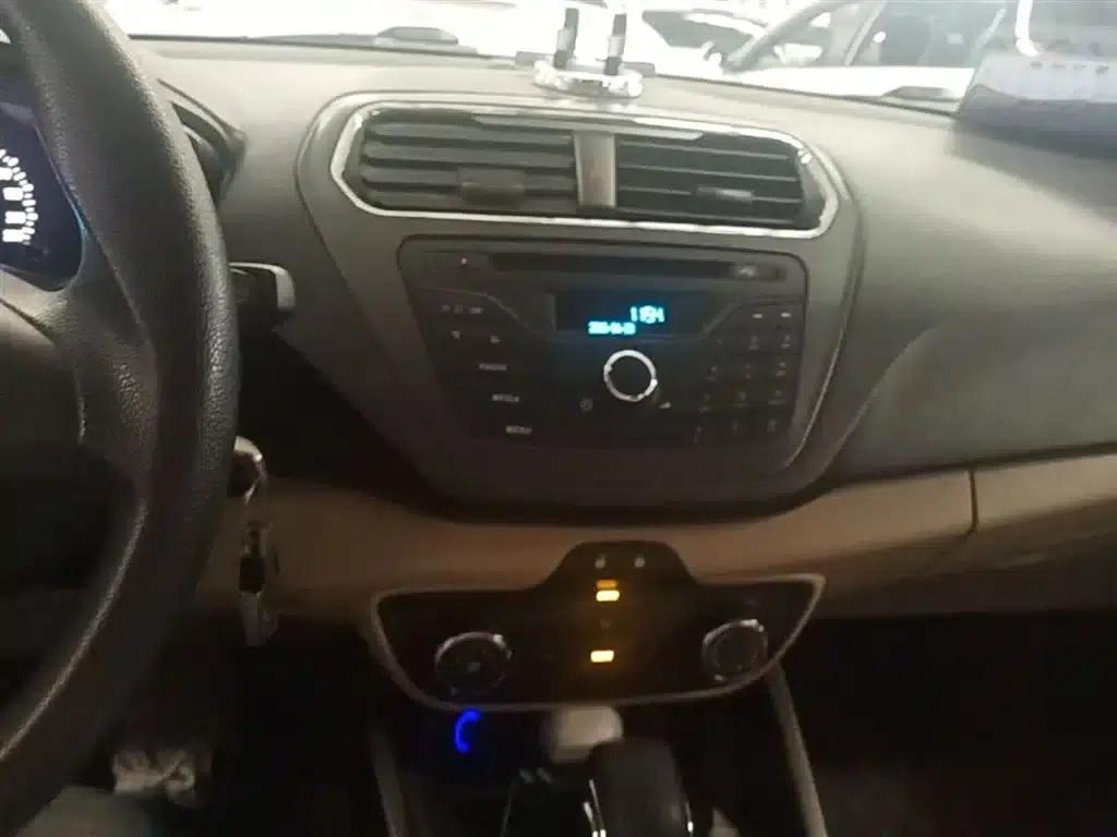 Ford Focus 2015 1.5L Automatic Comfort Model — миниатюра 10