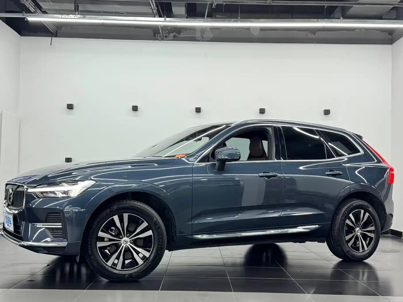 2023 Volvo XC60 B5 AWD Inscription Luxury Edition — миниатюра 1