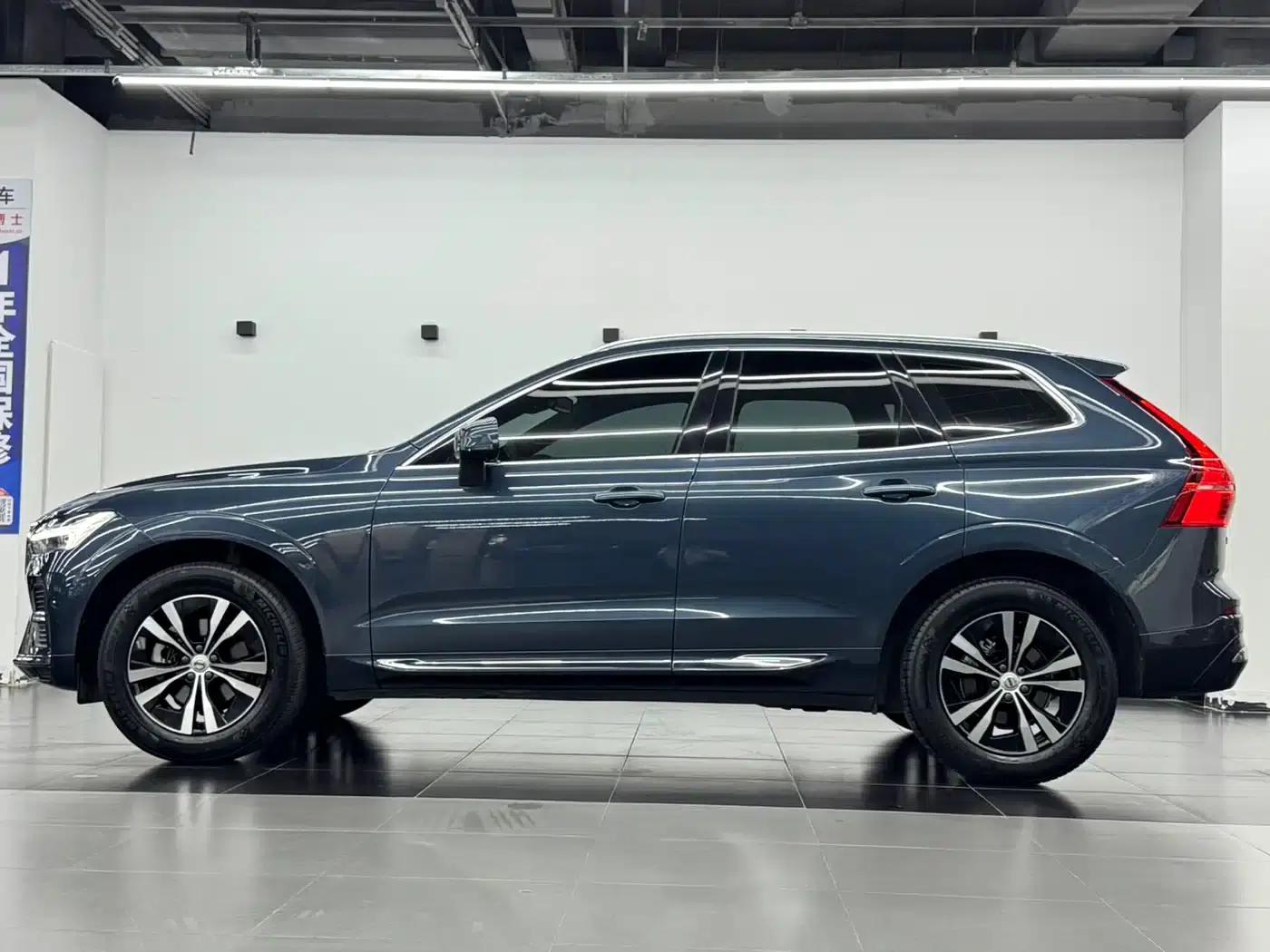 2023 Volvo XC60 B5 AWD Inscription Luxury Edition — миниатюра 3