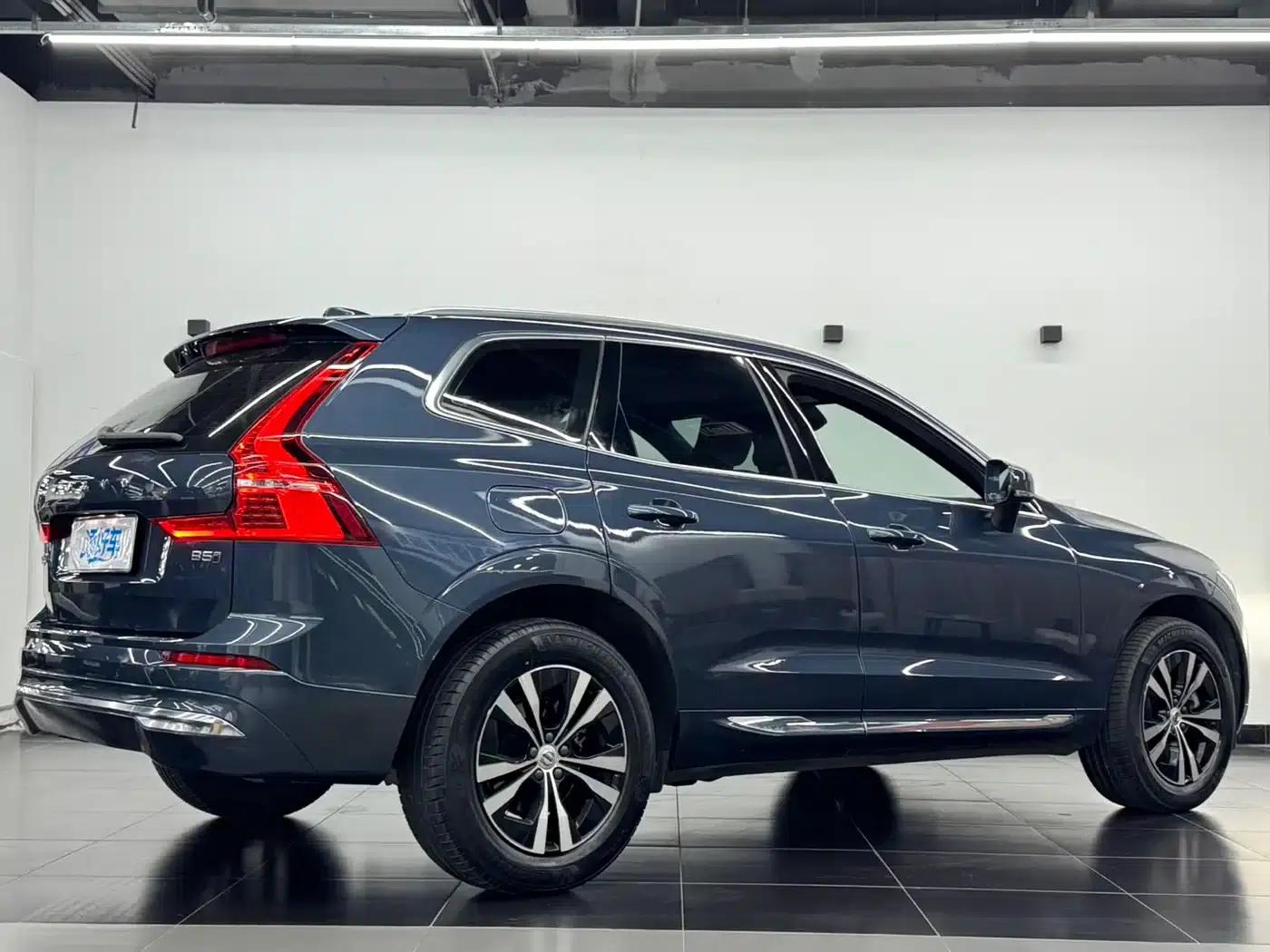 2023 Volvo XC60 B5 AWD Inscription Luxury Edition — миниатюра 4
