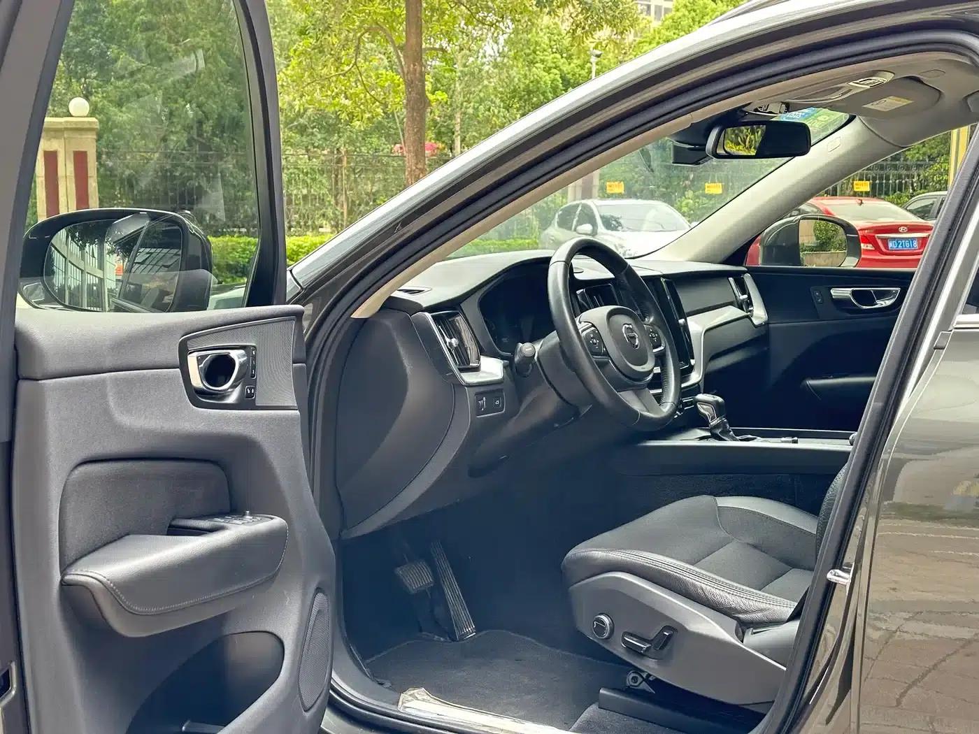 2020 Volvo XC60 T4 Smart Luxury Edition — миниатюра 3