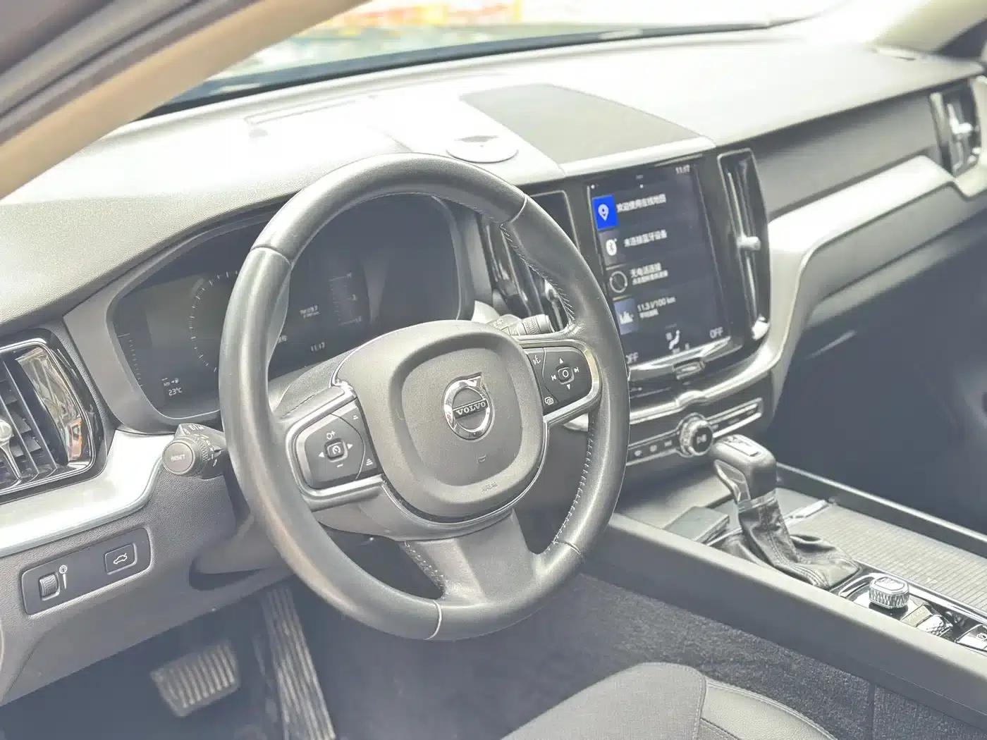 2020 Volvo XC60 T4 Smart Luxury Edition — миниатюра 4