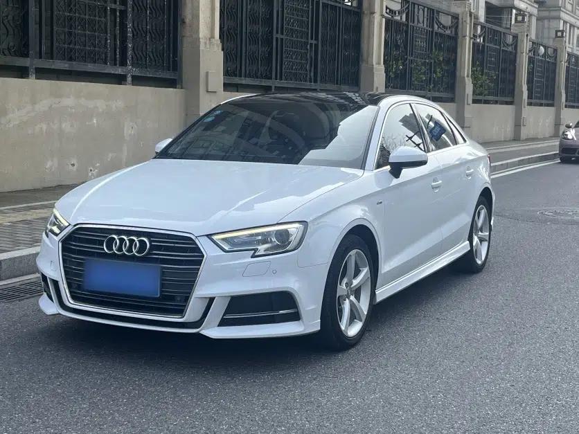 Audi A3 2018 30th Anniversary Edition Limousine 35 TFSI Fashion Model — миниатюра 1