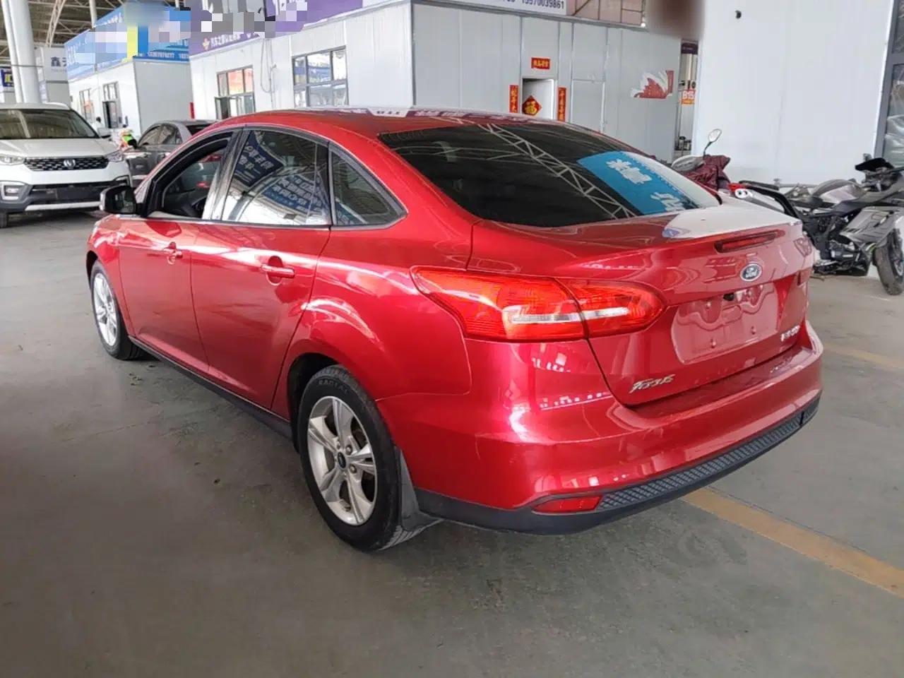 Ford Focus 2015 Sedan 1.6L Automatic Comfort Model — миниатюра 4