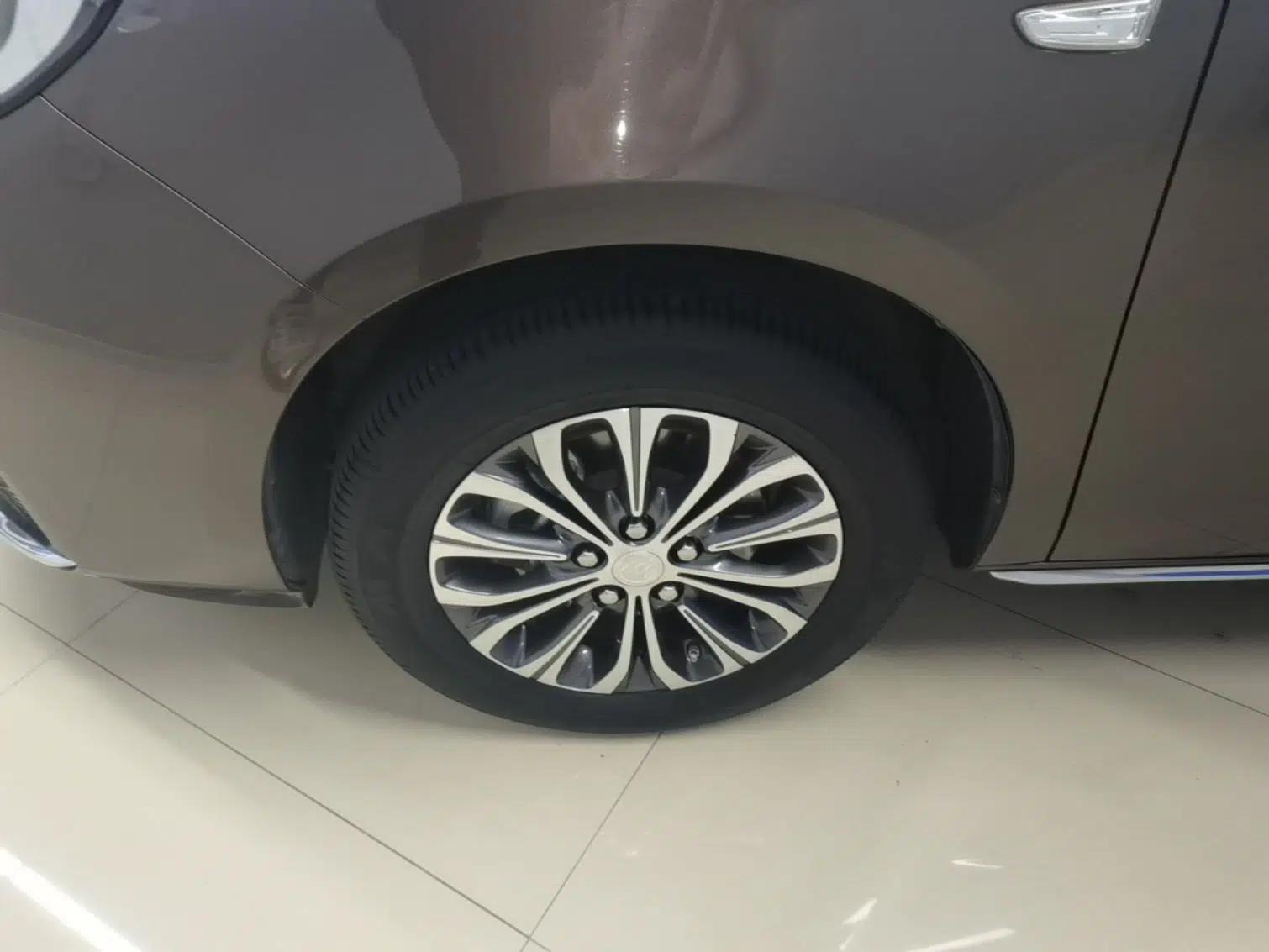 Buick GL8 2023 Facelifted Land Cruiser Executive Luxury Version — миниатюра 8