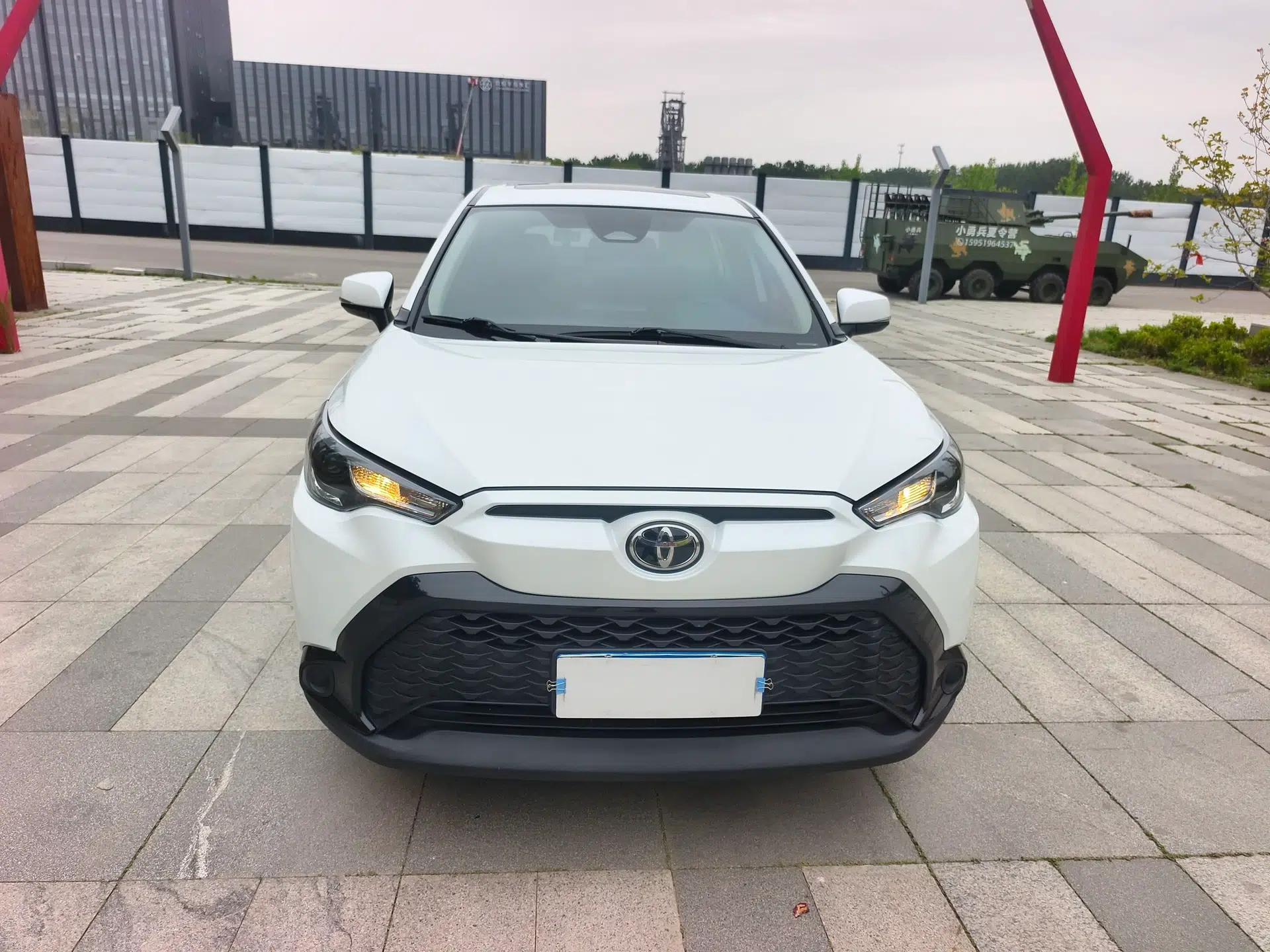 Toyota FRONTLANDER 2023 2.0L CVT Leading Edition — миниатюра 3
