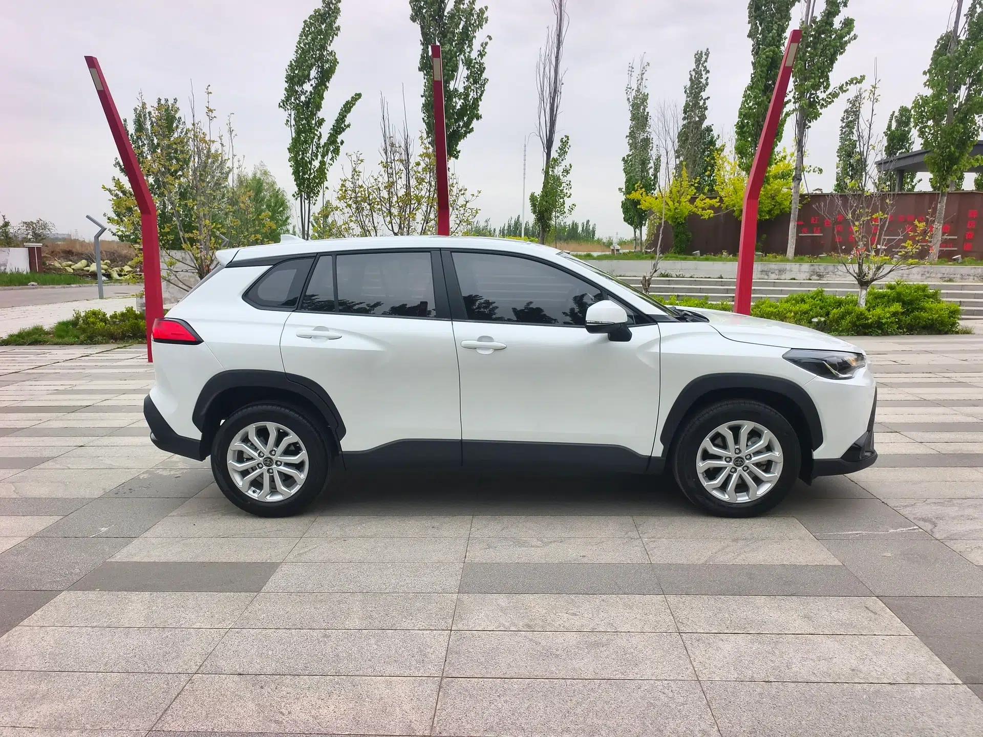 Toyota FRONTLANDER 2023 2.0L CVT Leading Edition — миниатюра 5