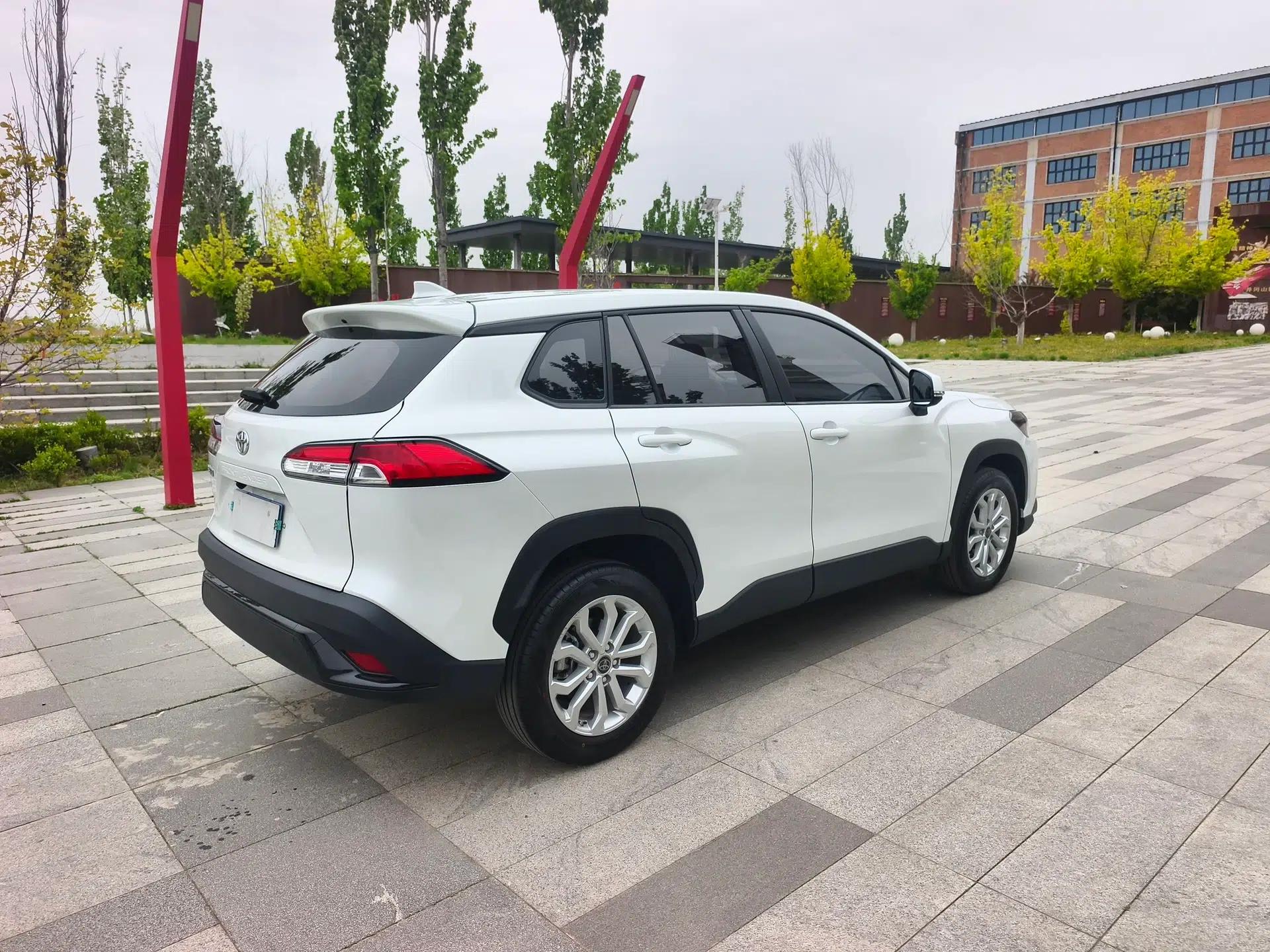 Toyota FRONTLANDER 2023 2.0L CVT Leading Edition — миниатюра 6