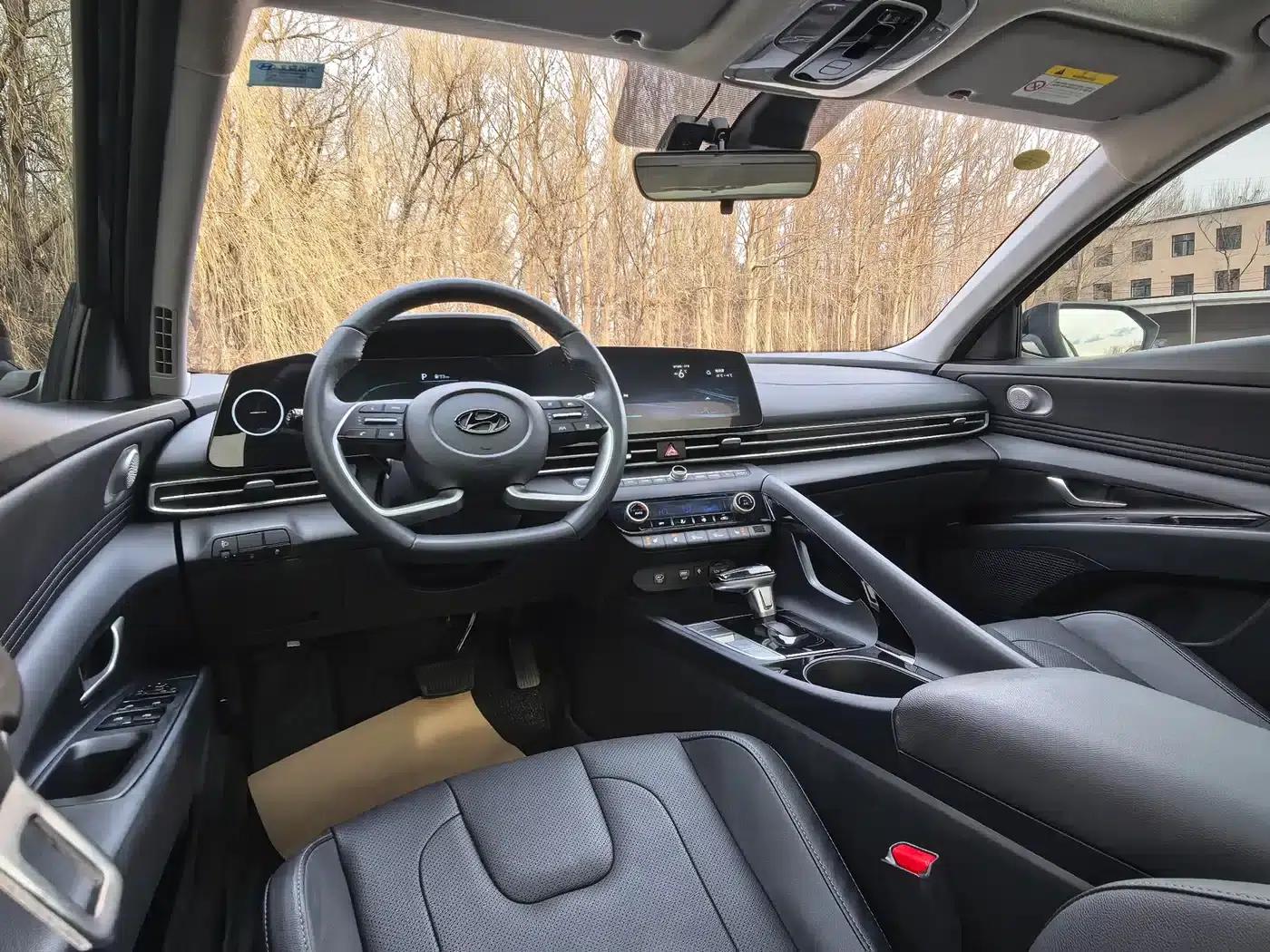 Hyundai Elantra 2023 1.5L CVT LUX Premium Edition — миниатюра 12