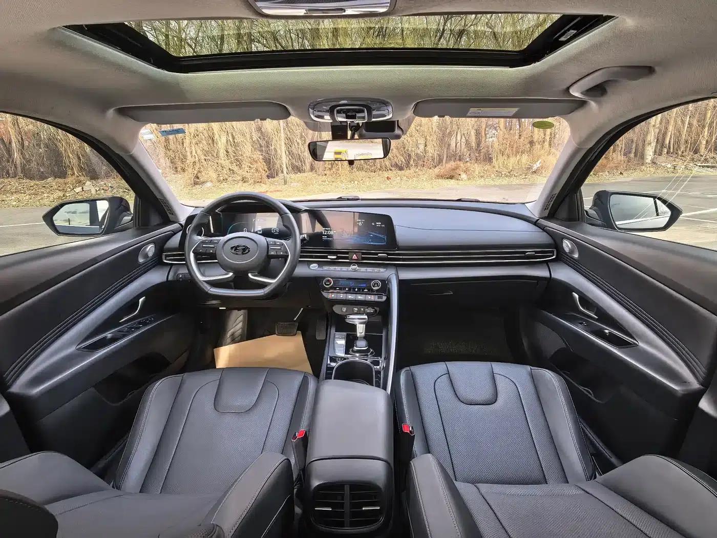 Hyundai Elantra 2023 1.5L CVT LUX Premium Edition — миниатюра 13