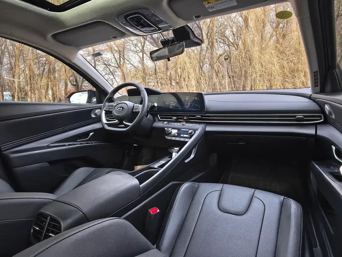 Hyundai Elantra 2023 1.5L CVT LUX Premium Edition — миниатюра 14