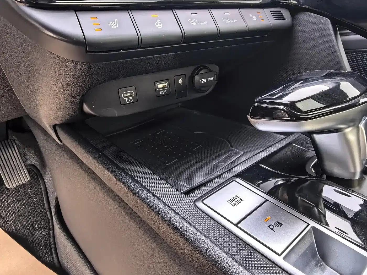 Hyundai Elantra 2023 1.5L CVT LUX Premium Edition — миниатюра 17