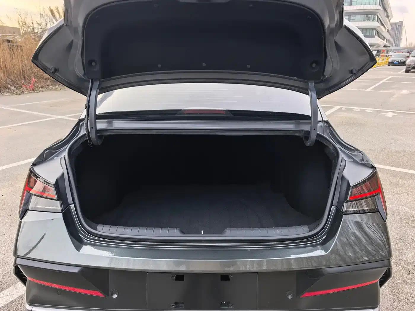 Hyundai Elantra 2023 1.5L CVT LUX Premium Edition — миниатюра 19
