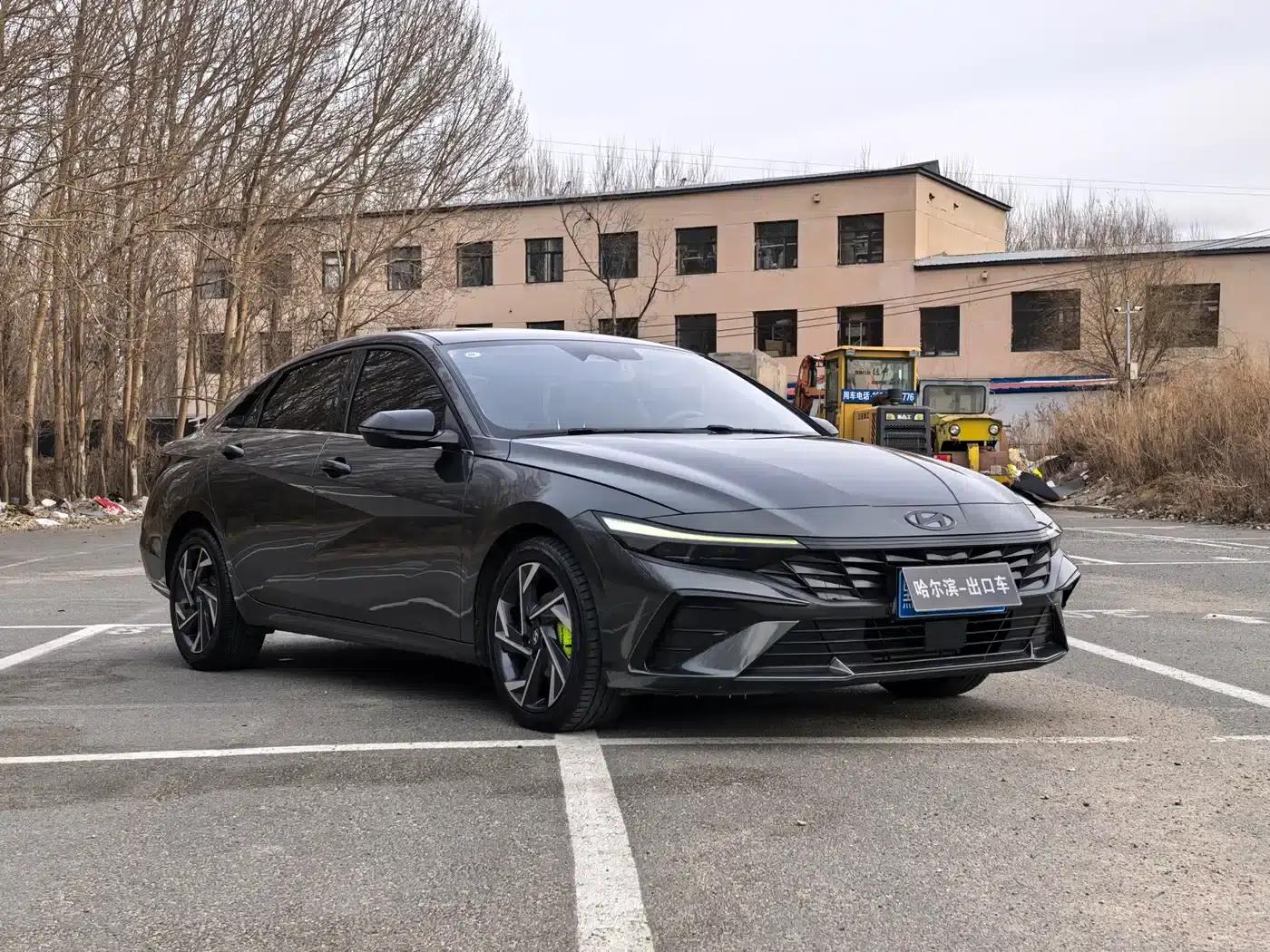 Hyundai Elantra 2023 1.5L CVT LUX Premium Edition — миниатюра 3